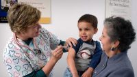 Συστάσεις του Υπουργείου Υγείας για άμεσο εμβολιασμό για ιλαρά ερυθρά παρωτίτιδα
