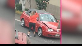 Την τράκαρε και αυτή της... έσπασε το αμάξι! (vid) 