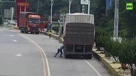 Λάστιχο φορτηγού σκάει και τραυματίζει Κινέζο νταλικέρη (vid)