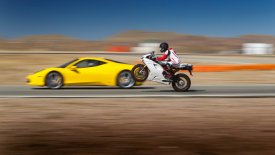 2011-ferrari-458-italia-vs-2010-ducati-1198-s-side-in-motion-4.jpgitokkoGek6vk