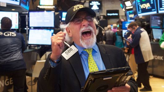 104629826-GettyImages-825660298-dow-22000.530x298