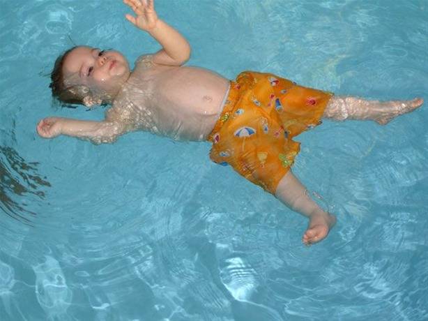 mathimata-kolimvisis-gia-vrefh-kai-nhpia-stin-pisina