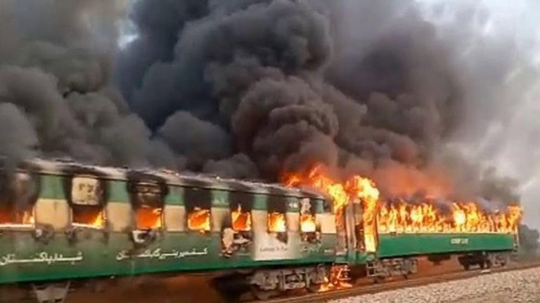 Πακιστάν: Τουλάχιστον 10 νεκροί από πυρκαγιά σε τρένο