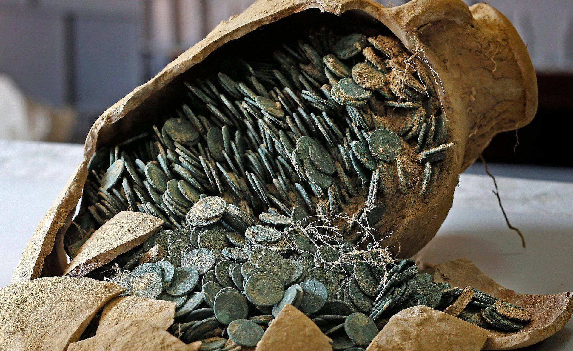 Tomares-Spain-One-of-19-Roman-amphoras-containing-around-600kg-of-bronze-and-silver-coins-dating-from-the-4th-century-discovered-in-the-town-of-Tomares-near-Seville