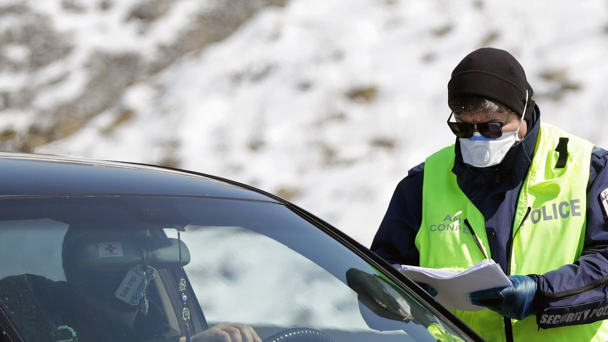 snow_xioni_astynomia_elegxoi_shutterstock_1752144794