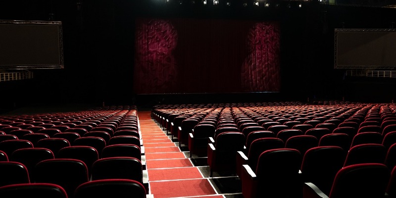 to-christmas-theater-epistrefei-gia-triti-sezon-sta-olympiaka-akinita-galatsiou-me-tis-kalyteres-parastaseis-apo-olo-ton-kosmo