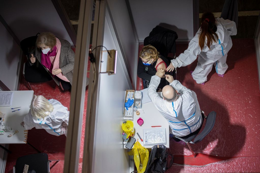 2021-02-02T113739Z_720487326_RC2BKL91BWVB_RTRMADP_5_HEALTH-CORONAVIRUS-SERBIA-VACCINE-1024x683.jpg