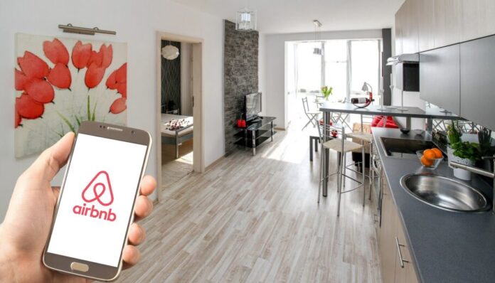 airbnb-3399753_1920-910x521