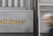 Συνεχίζουν σε νέα ιστορικά ρεκόρ S&P 500 και Dow Jones