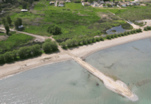 Περιβαλλοντικό έγκλημα στη Σκάλα Ωρωπού: Έριξαν μπάζα και άνοιξαν δρόμο 60 μέτρων μέσα στη θάλασσα