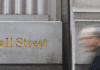 Wall Street: Έχασε 570 μονάδες ο Dow Jones – Ανάκαμψη στο φίνις για τον Nasdaq