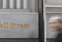 Wall Street: Έχασε 570 μονάδες ο Dow Jones – Ανάκαμψη στο φίνις για τον Nasdaq