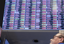 Επιφυλακτικότητα και μικρές απώλειες στη Wall Street